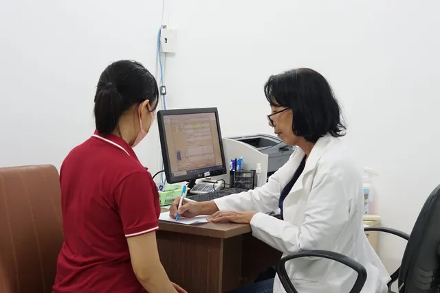 Bác sĩ khám bệnh tại Trung tâm Y khoa Kỳ Hòa